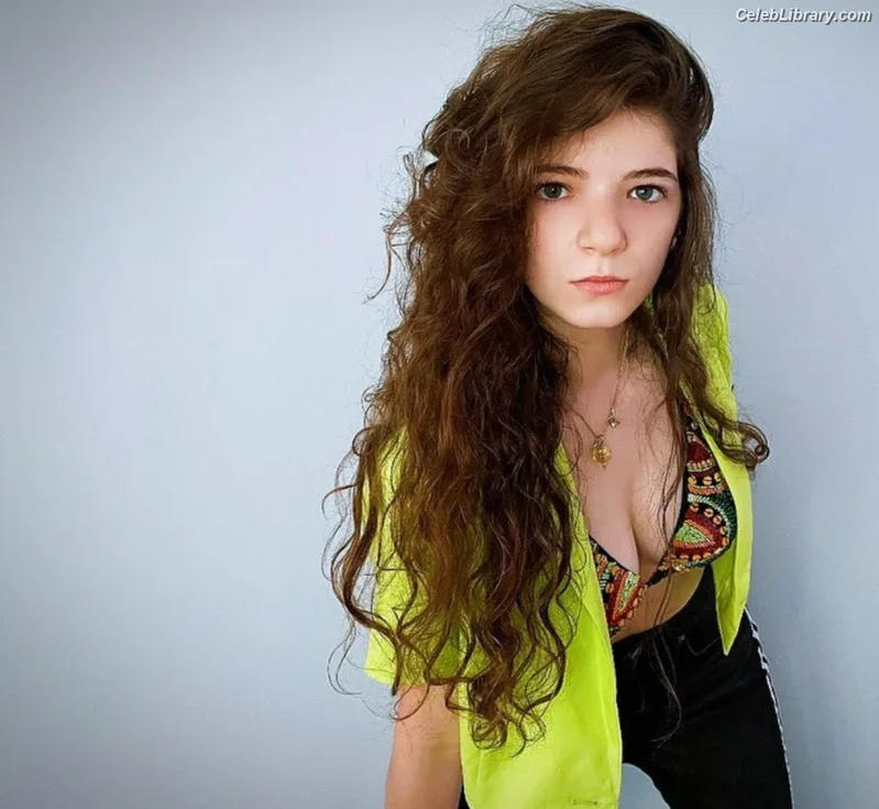 Ava Anduze photo 7 of 46