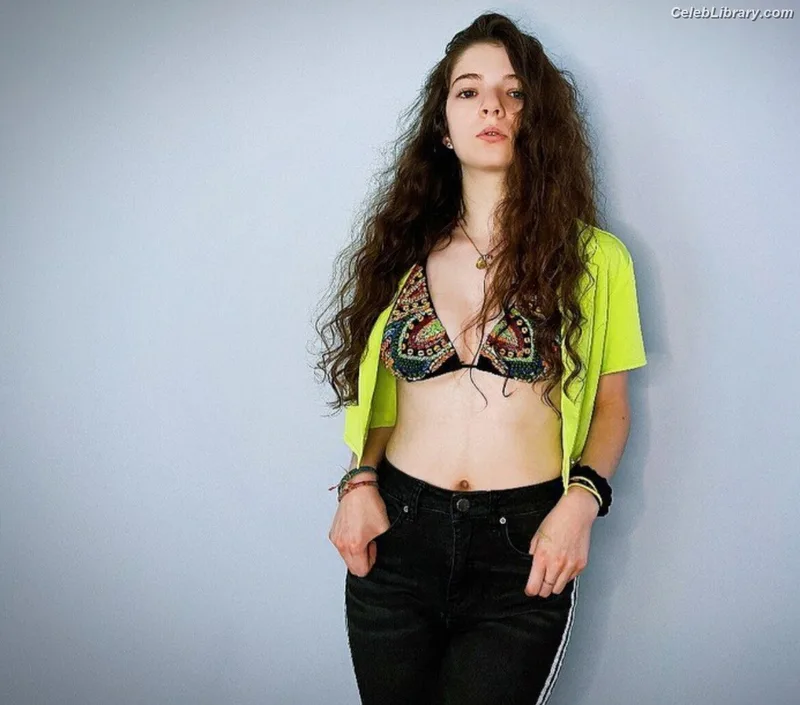 Ava Anduze photo 8 of 46