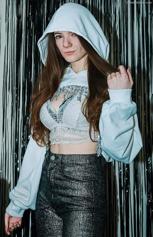 Ava Anduze photo 16 of 46
