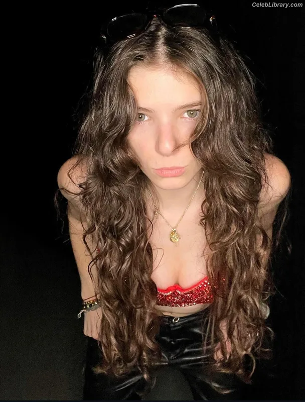 Ava Anduze photo 3 of 46