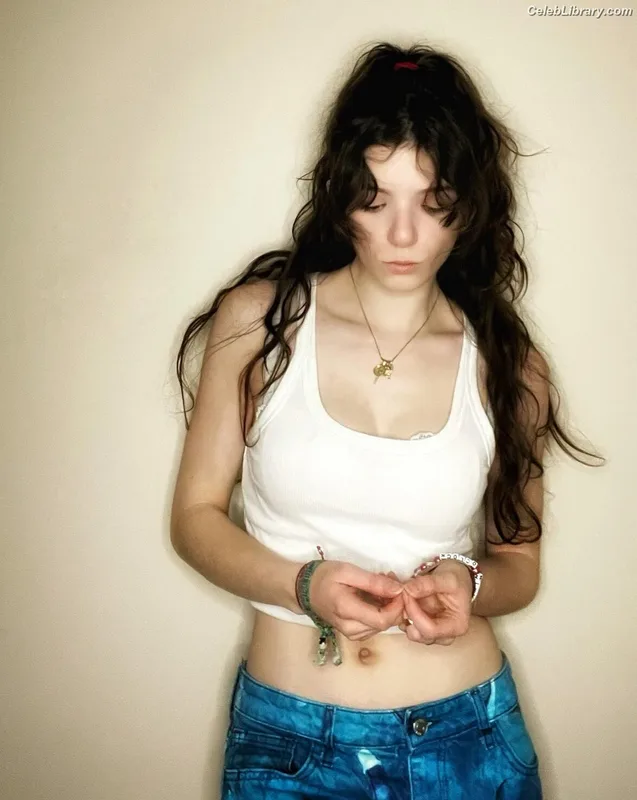Ava Anduze photo 6 of 46