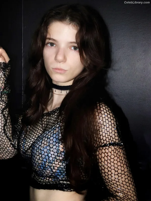 Ava Anduze photo 9 of 46