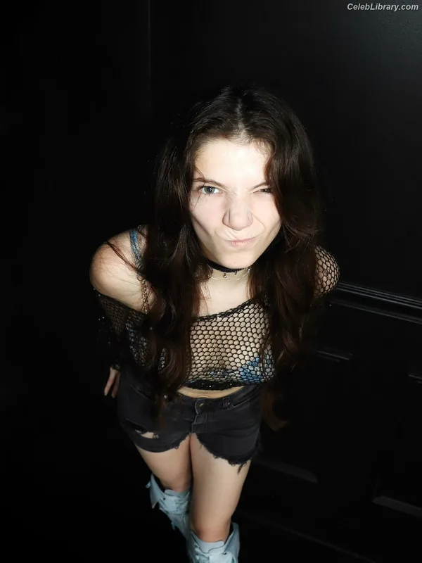 Ava Anduze photo 10 of 46