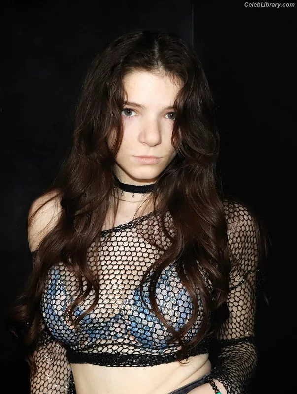 Ava Anduze photo 11 of 46