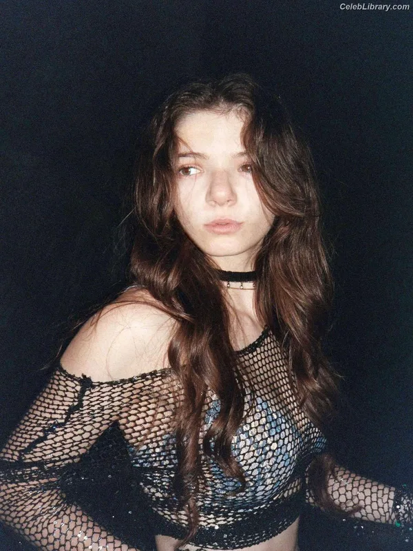 Ava Anduze photo 12 of 46