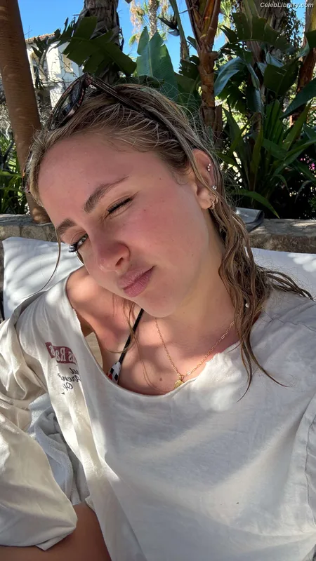 Ava Kolker photo 1 of 413