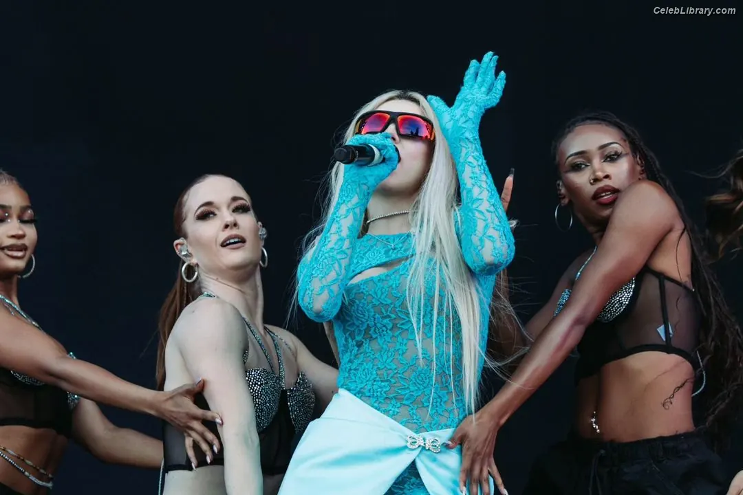 Ava Max photo 12 of 2135