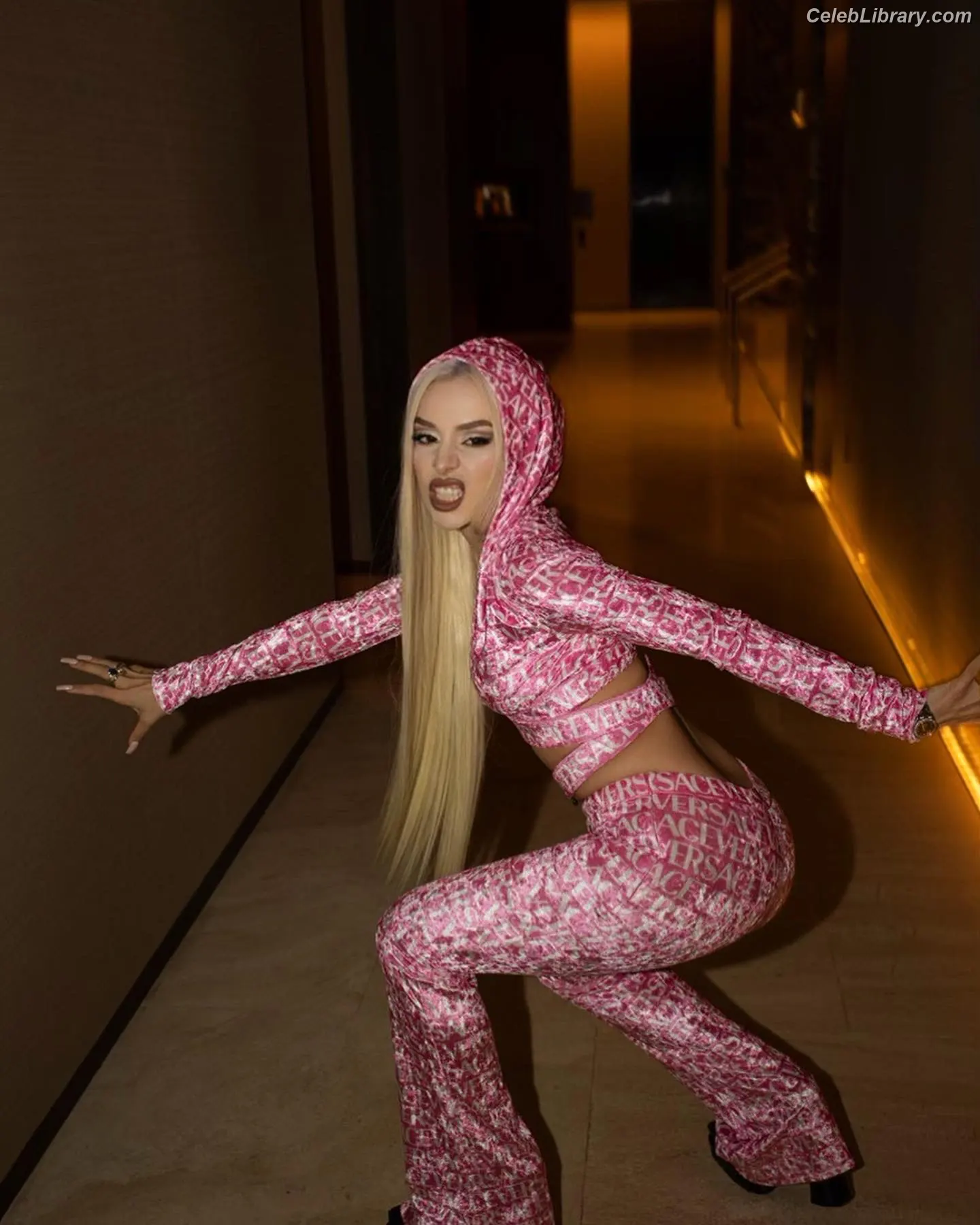 Ava Max photo 4 of 2135