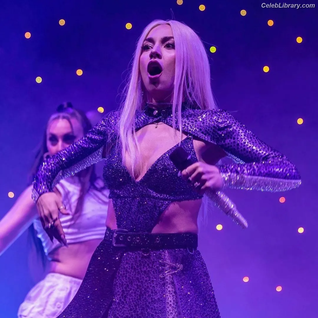 Ava Max photo 7 of 2135