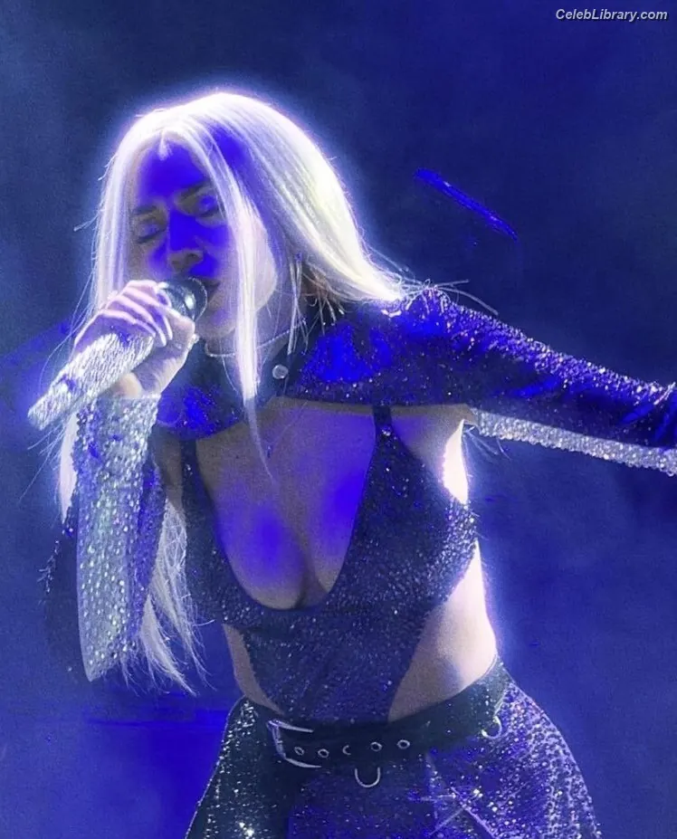 Ava Max photo 11 of 2135