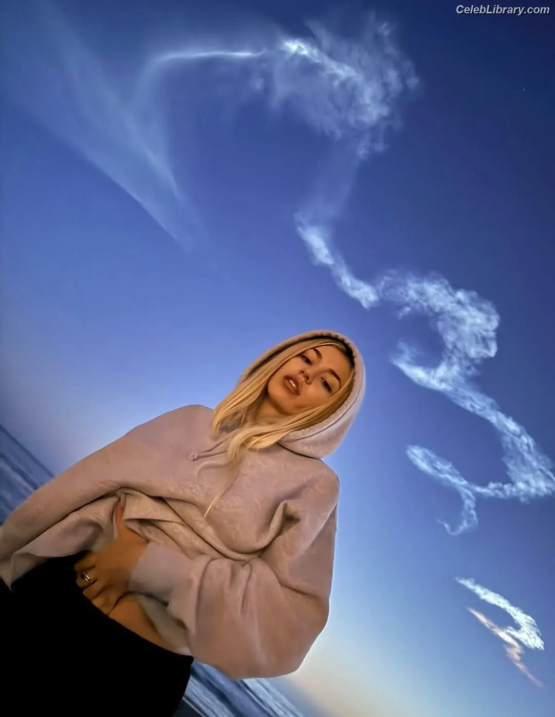 Ava Max photo 10 of 2135