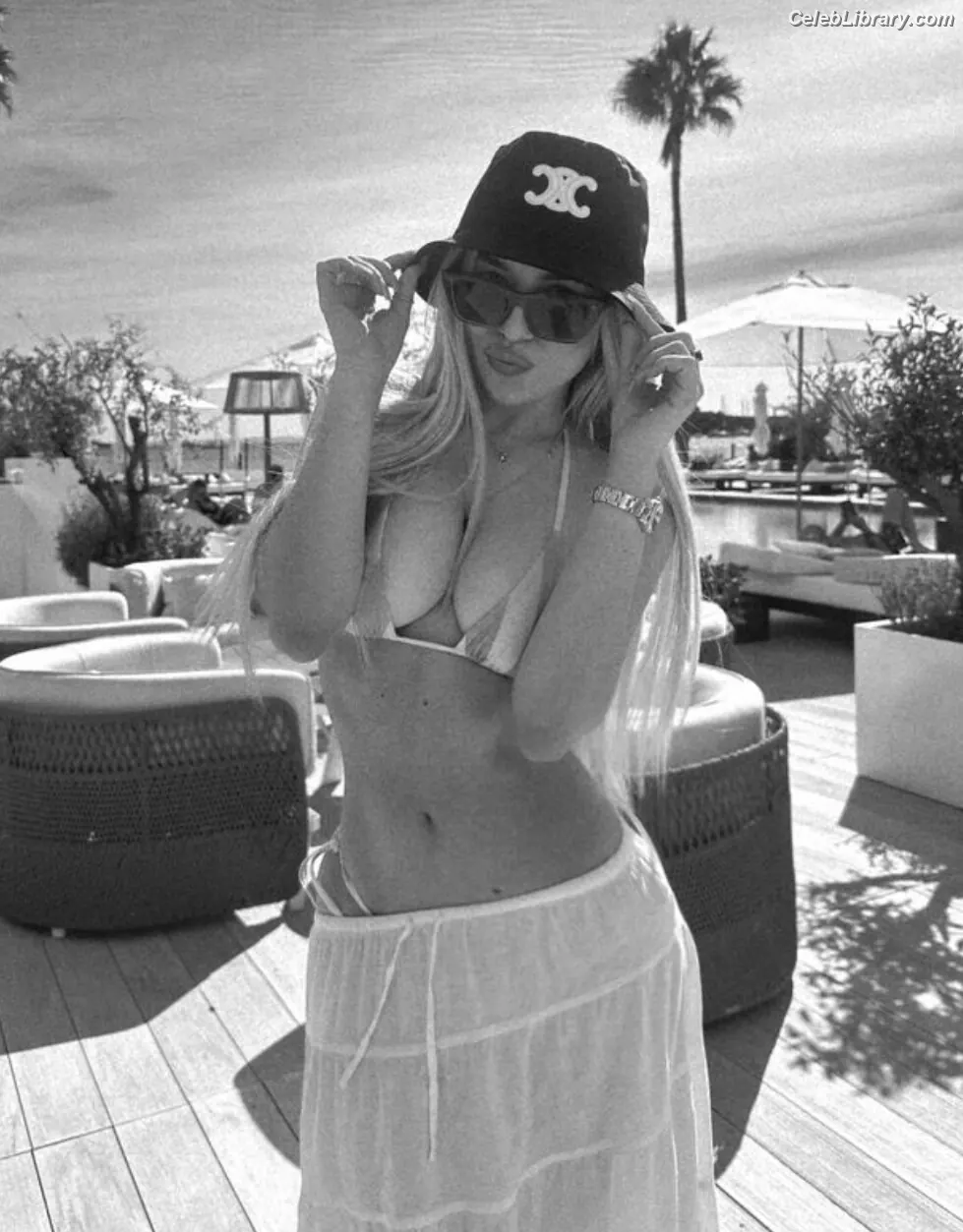Ava Max photo 9 of 2135