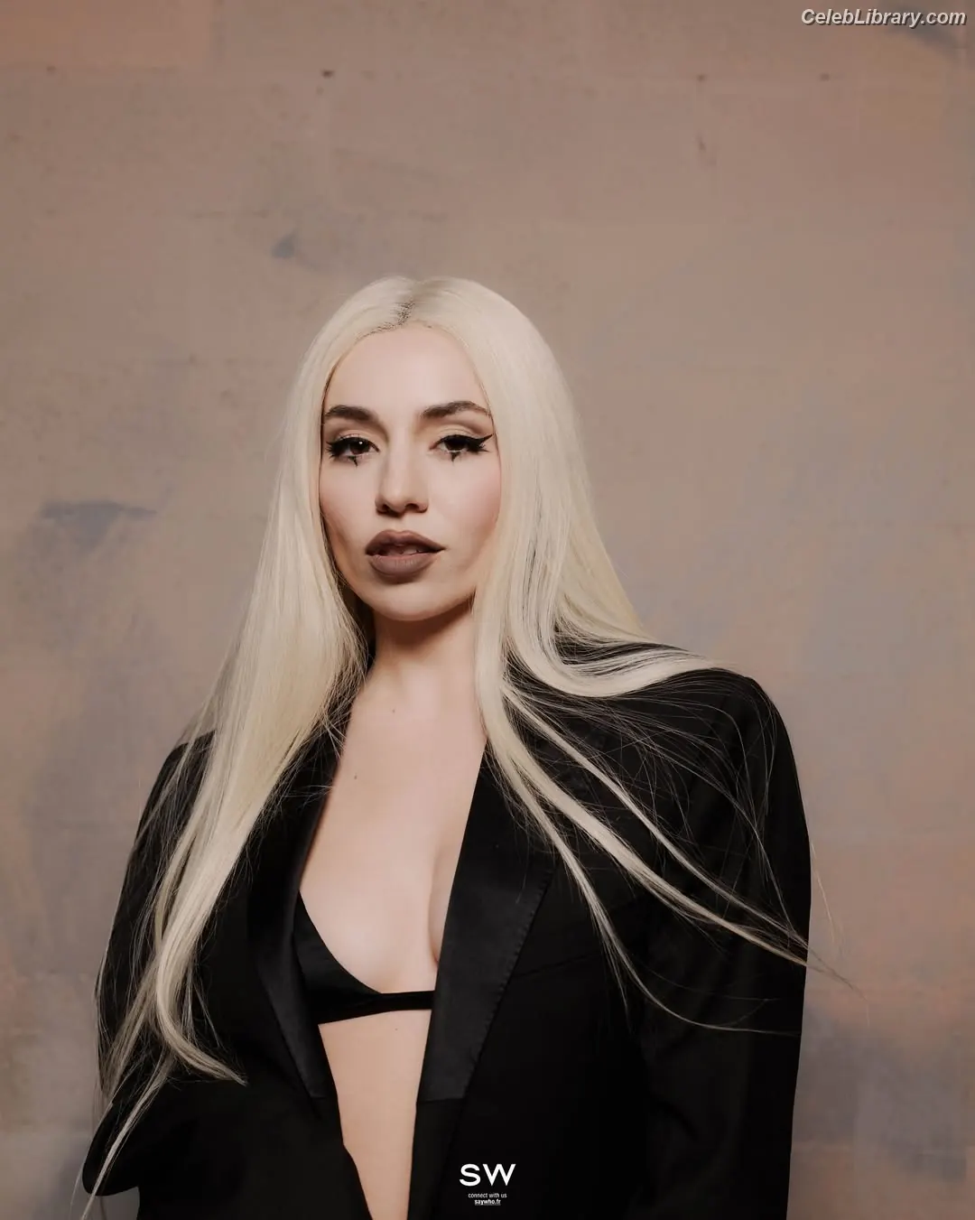Ava Max photo 1 of 2135