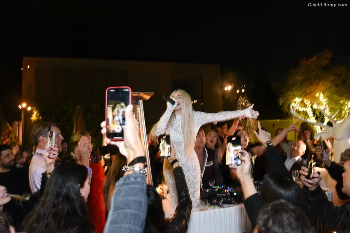 Ava Max photo 5 of 2135