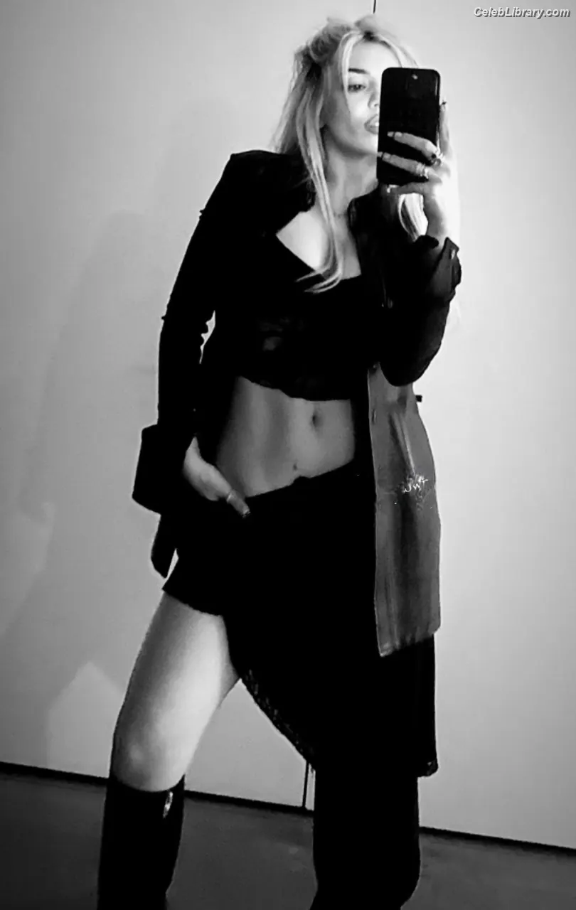 Ava Max photo 12 of 2135