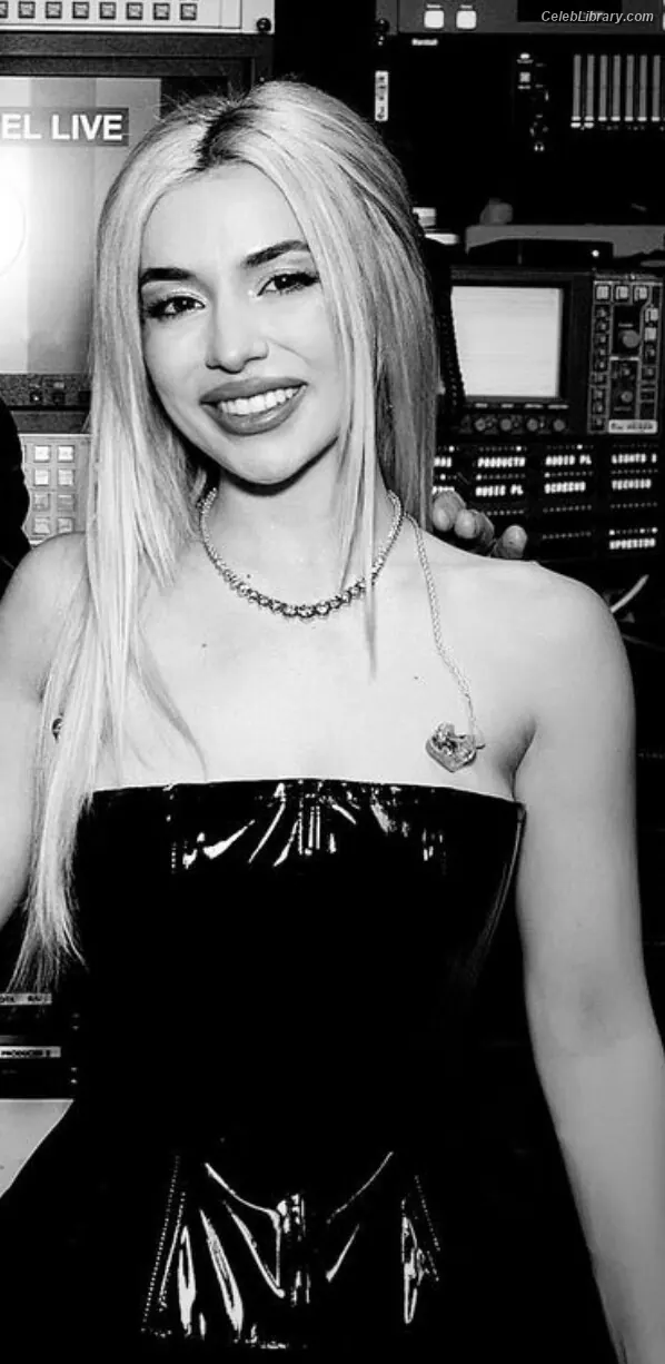 Ava Max photo 4 of 2135
