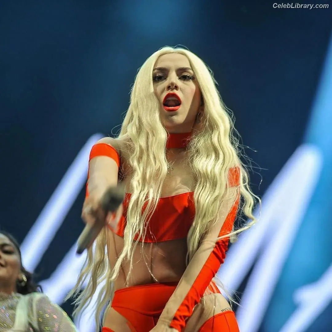 Ava Max photo 3 of 2135