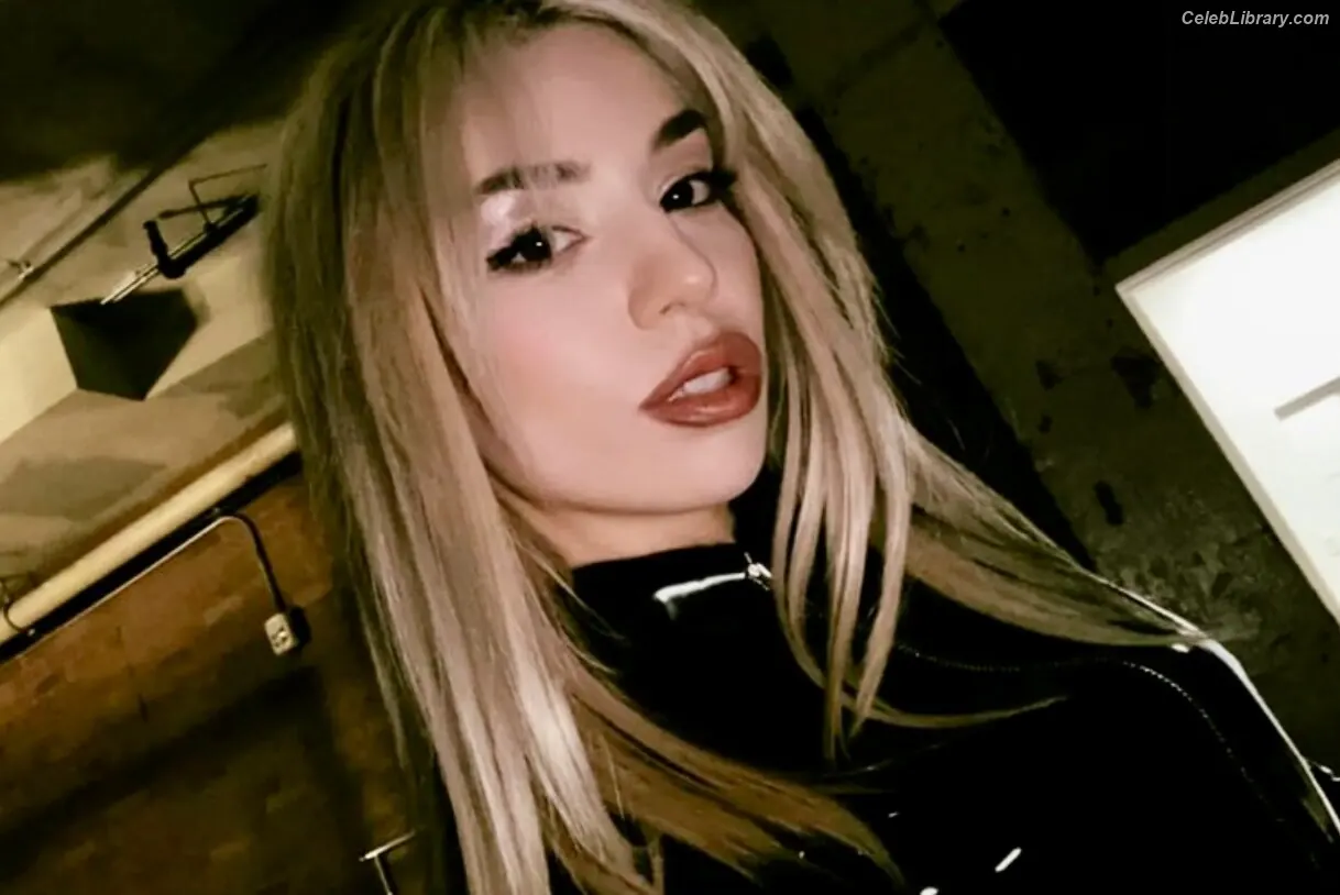Ava Max photo 1 of 2135
