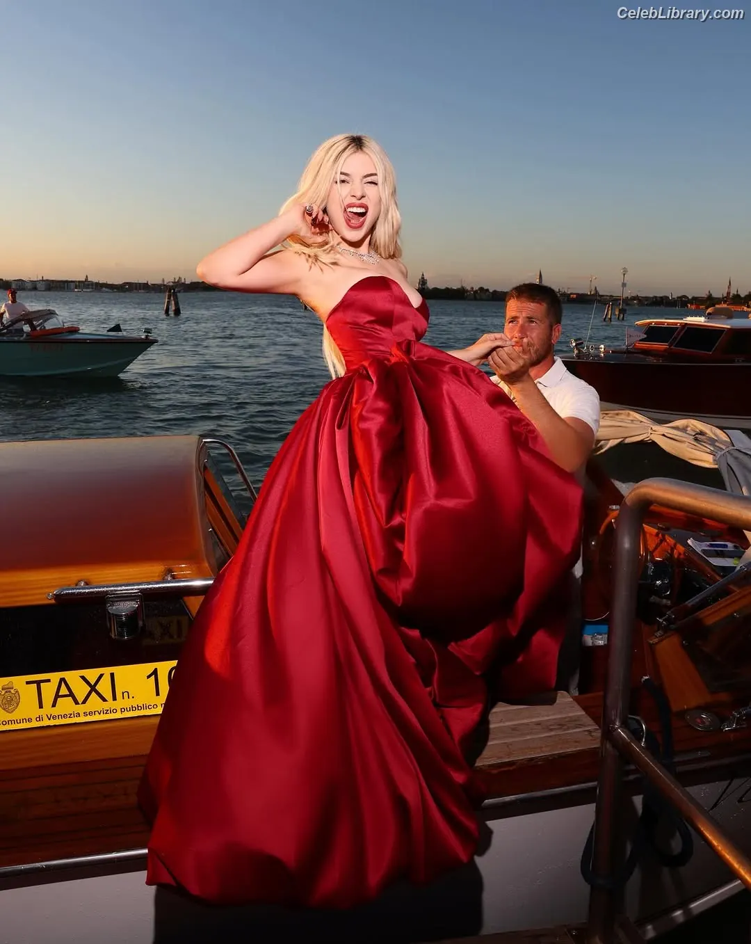 Ava Max photo 3 of 2135