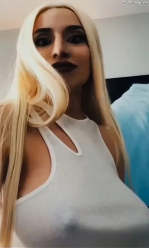 Ava Max photo 22 of 2136