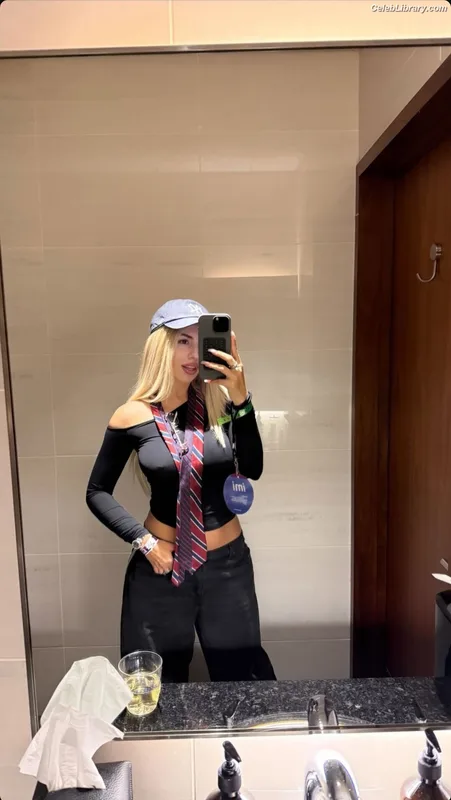 Ava Max photo 12 of 2136