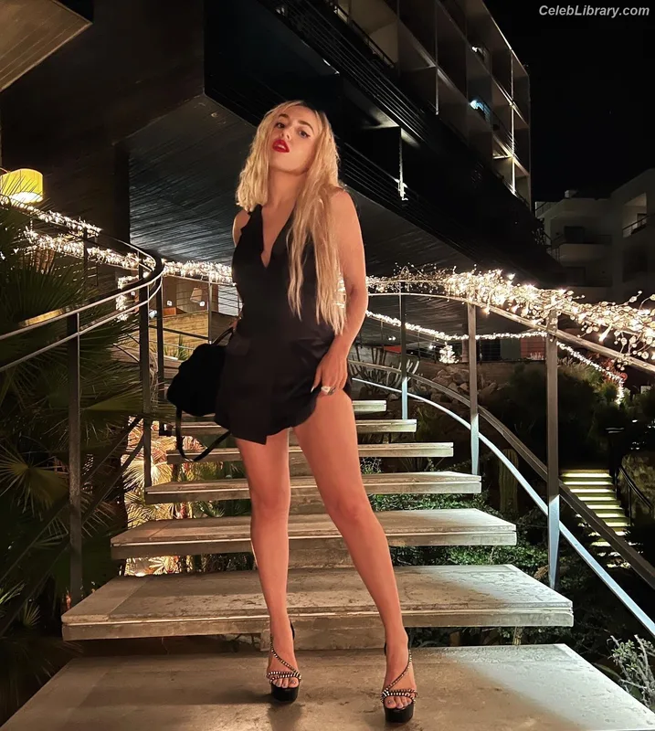 Ava Max photo 22 of 2136