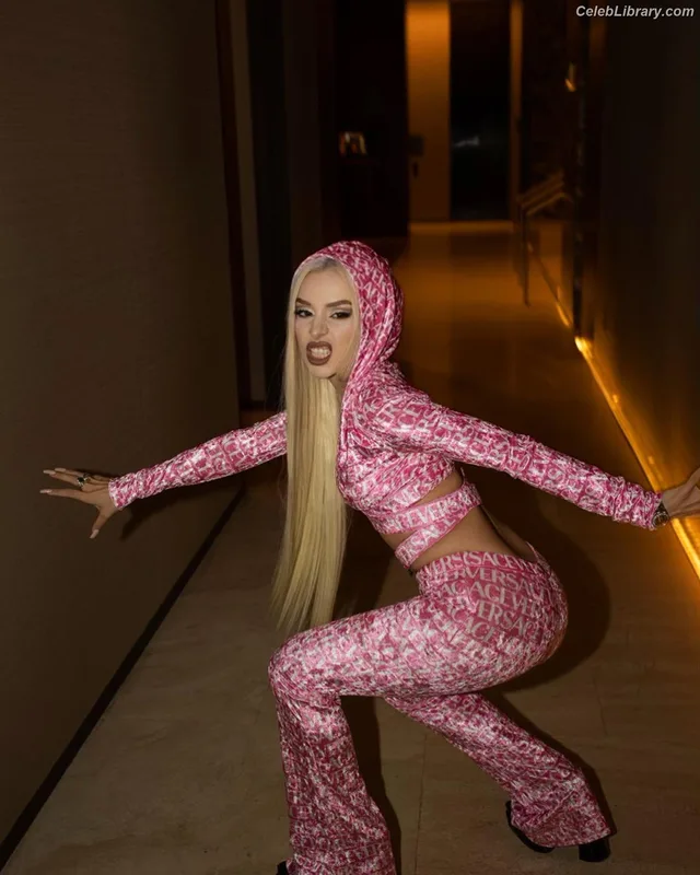 Ava Max photo 4 of 2136