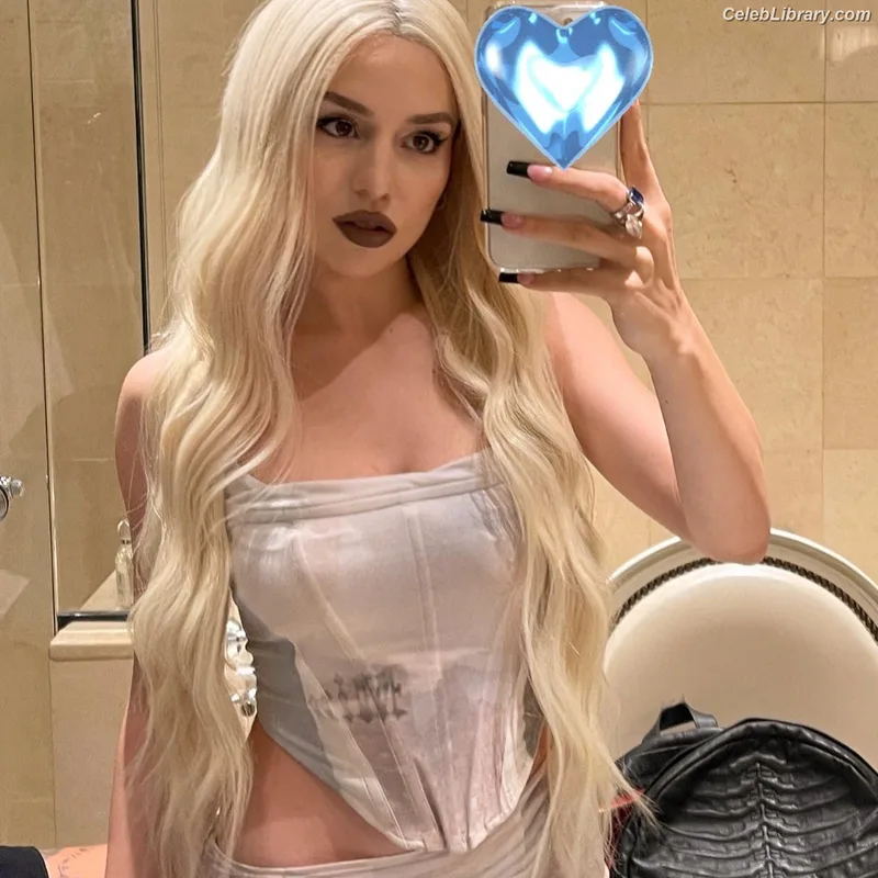Ava Max photo 8 of 2136