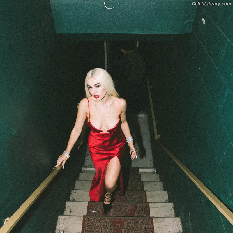 Ava Max photo 21 of 2136