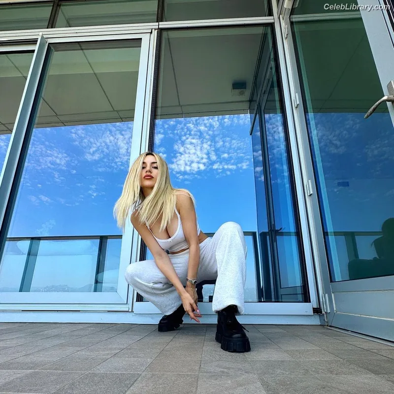 Ava Max photo 13 of 2136