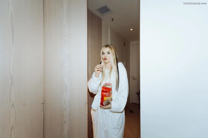 Ava Max photo 17 of 2136