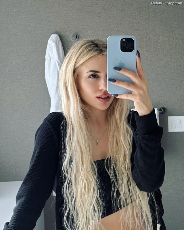 Ava Max photo 22 of 2136
