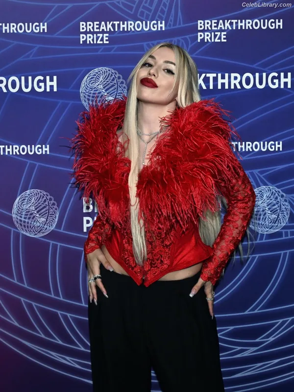 Ava Max photo 21 of 2136