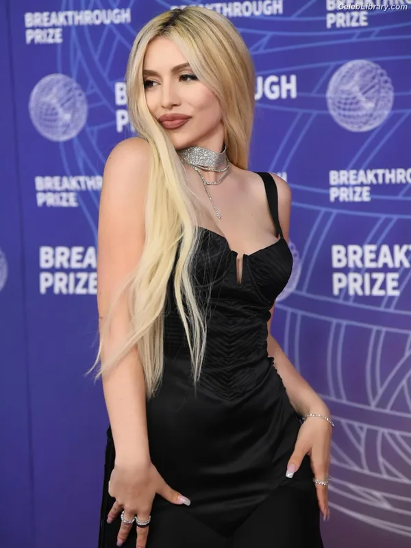 Ava Max photo 23 of 2136