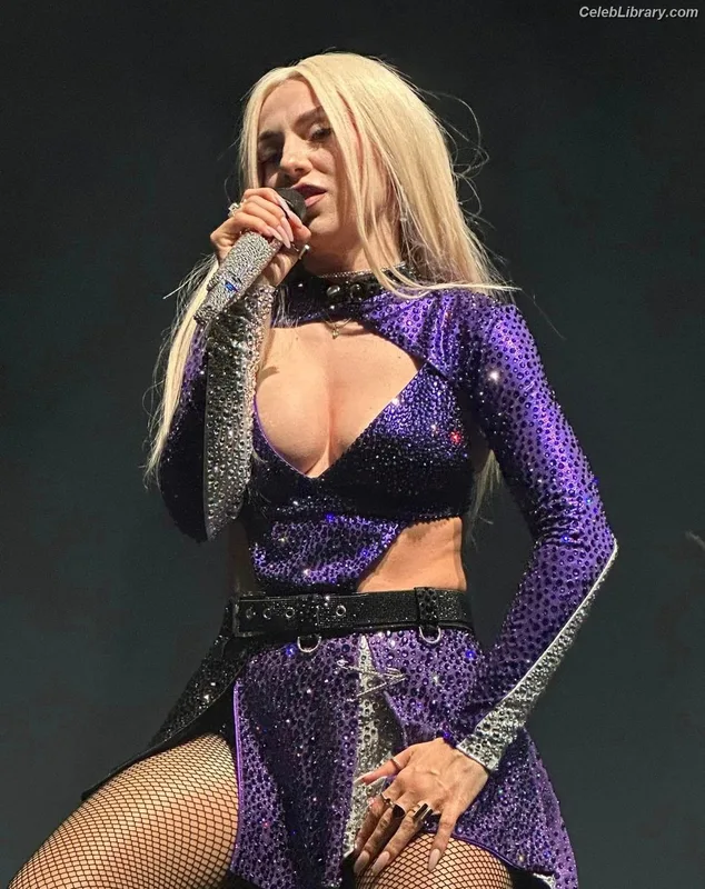 Ava Max photo 11 of 2136