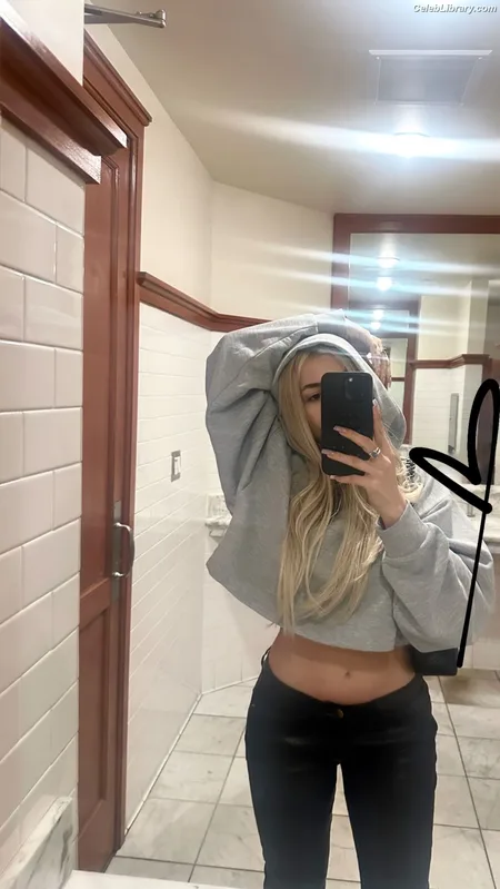 Ava Max photo 11 of 2136
