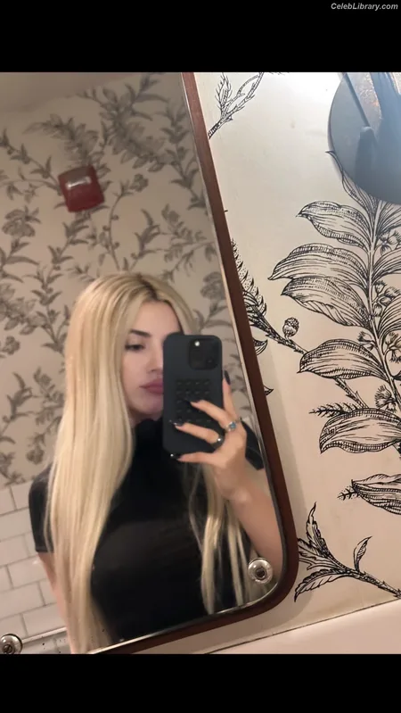 Ava Max photo 4 of 2136
