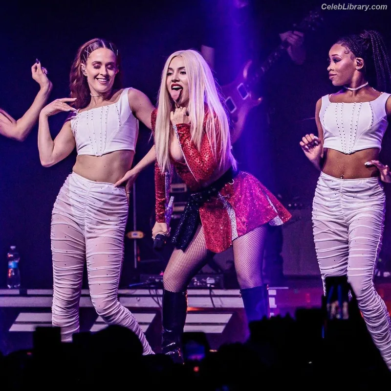 Ava Max photo 21 of 2136