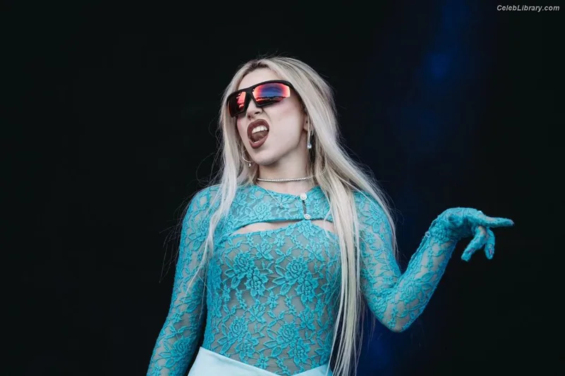 Ava Max photo 14 of 2136