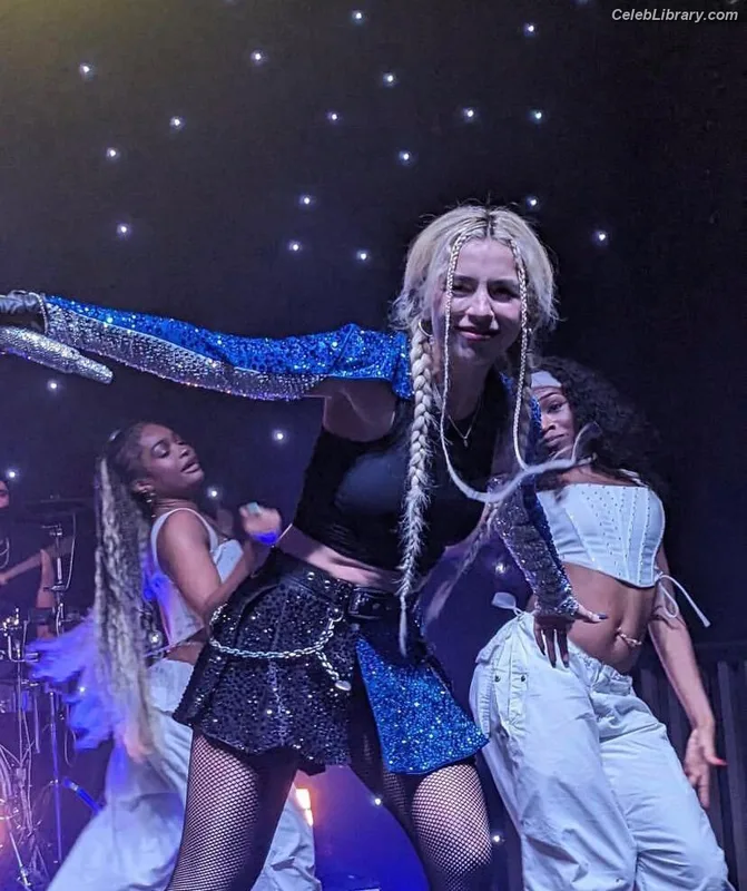 Ava Max photo 9 of 2136