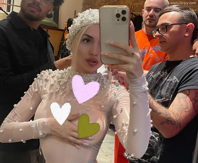 Ava Max photo 22 of 2136