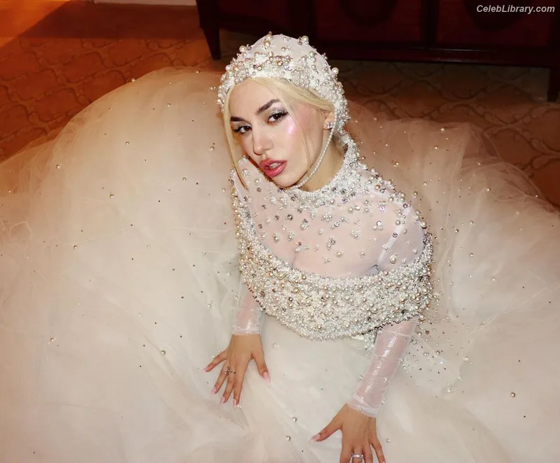 Ava Max photo 4 of 2136