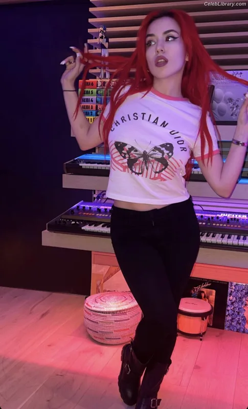 Ava Max photo 8 of 2136