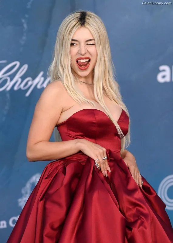 Ava Max photo 7 of 2136