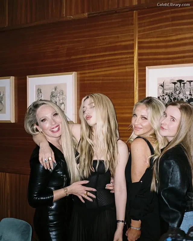 Ava Max photo 7 of 2136