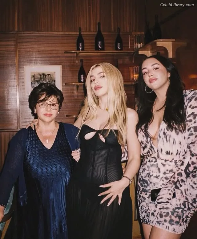 Ava Max photo 10 of 2136