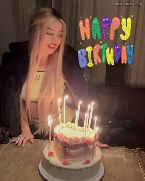 Ava Max photo 1 of 2136