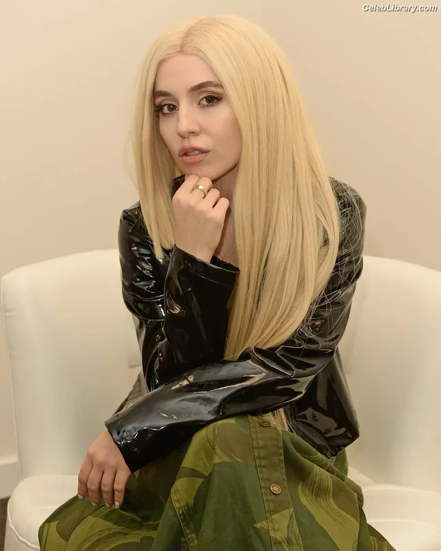 Ava Max photo 14 of 2136