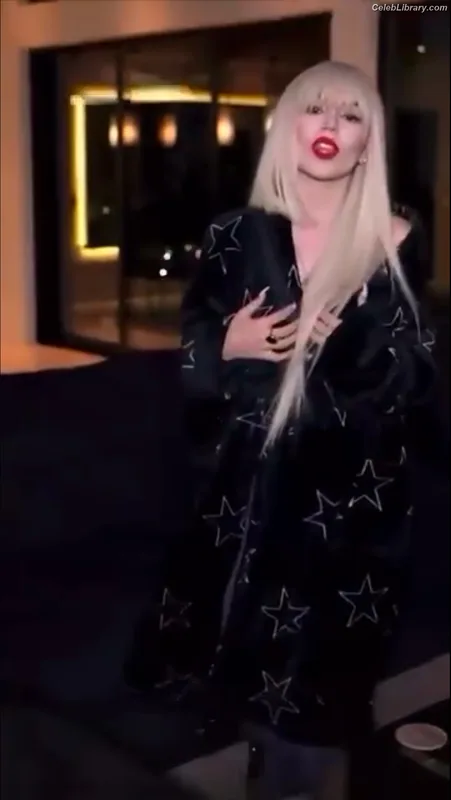Ava Max photo 2 of 2136