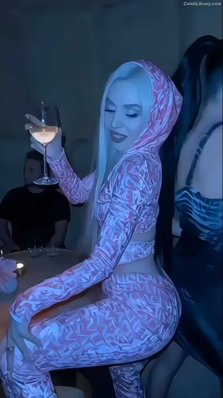 Ava Max photo 10 of 2136